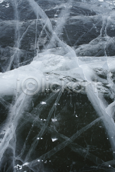 시원함 추위 사람없음 JPG 포토 해외이미지 A 가장자리 겨울 계절 균열 깨짐 내추럴 냉동 모양 묘사 백그라운드 빙하 삼각형 서리 선 손상 얼음 유리 자연 질감 추상 크리스탈 패턴 편지 해외202004 회색