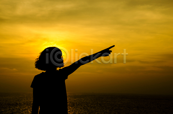 소녀(어린이) 소녀한명만 어린이 여자 한명 JPG 실루엣 포토 해외이미지 가리킴 바다 상반신 야외 여름(계절) 일몰 저녁 해외202004 햇빛