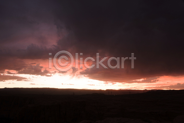 사람없음 JPG 포토 해외이미지 구름(자연) 미국 바위 북아메리카 빨간색 사막 산 새벽 오렌지 일몰 자연 태양 풍경(경치) 해외202004 햇빛 황무지