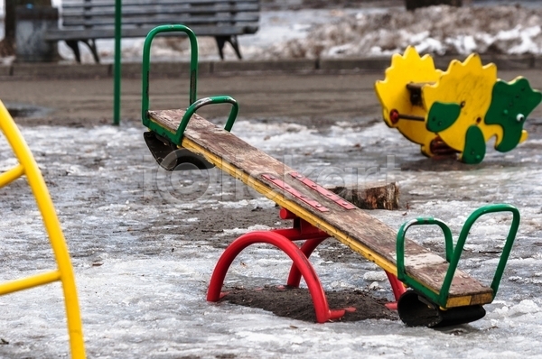 새로움 쉬는시간 사람없음 어린이 JPG 포토 해외이미지 게임 겨울 계절 공원 교육 노란색 놀이 놀이터 땅바닥 빨간색 사다리 야외 얼음 운동 장난감 정원 초록색 컬러풀 플라스틱 해외202004 향수 흰색