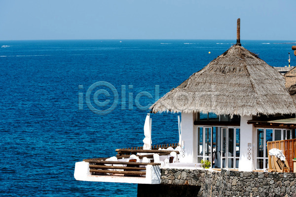 고급 사람없음 JPG 포토 해외이미지 건축양식 밀짚 보트 섬 스페인 식당 야외 외관 요트 우아 유럽 지붕 카페 하늘 해외202004