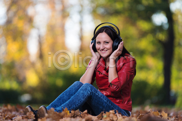 행복 휴식 백인 사람 여자 청소년 한명 JPG 포토 해외이미지 가을(계절) 계절 공원 눕기 듣기 라이프스타일 미소(표정) 소리 숲 앉기 야외 얼굴 음악 음향기기 잎 자연 해외202004 헤드폰