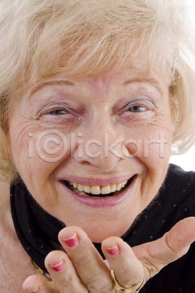 기쁨 러블리 행복 70대 백인 성인 여자 한명 JPG 포토 해외이미지 고립 미소(표정) 세로 실내 얼굴 엄마 옛날 응시 주름 컨셉 포즈 표현 할머니 해외202004 흰색
