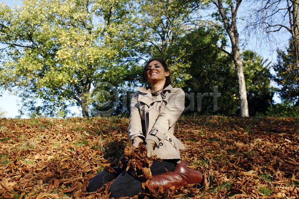 기쁨 청춘(젊음) 휴식 사람 여자 한명 JPG 포토 해외이미지 공원 나무 아내 야외 잎 자연 해외202004