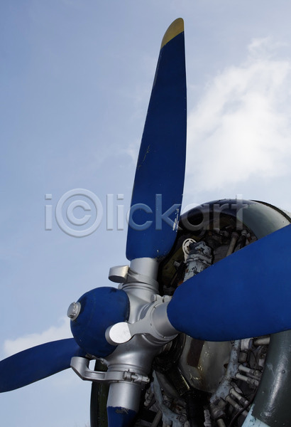 클래식 사람없음 JPG 포토 해외이미지 가스 골동품 교통시설 구식 기계 대패 모터 비행기 수확 에너지 엔진 여행 옛날 칼날 파란색 프로펠러 하늘 항공 해외202004 힘