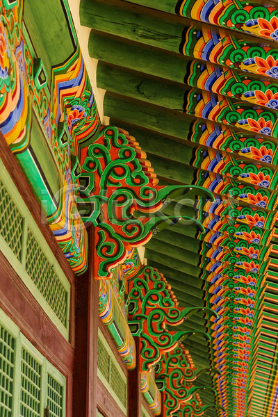 동양인 사람없음 JPG 포토 해외이미지 건물 건축양식 궁전 디자인 모양 목재 묘사 미술 불교 빨간색 사찰 선 신앙심 아시아 역사 영혼 옛날 장식 전통 종교 지붕 초록색 패턴 페인트 하늘 한국 해외202004