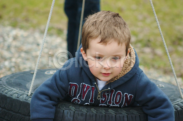행복 소년 어린이 한명 JPG 포토 해외이미지 공원 그네 놀이 놀이터 타이어 해외202004