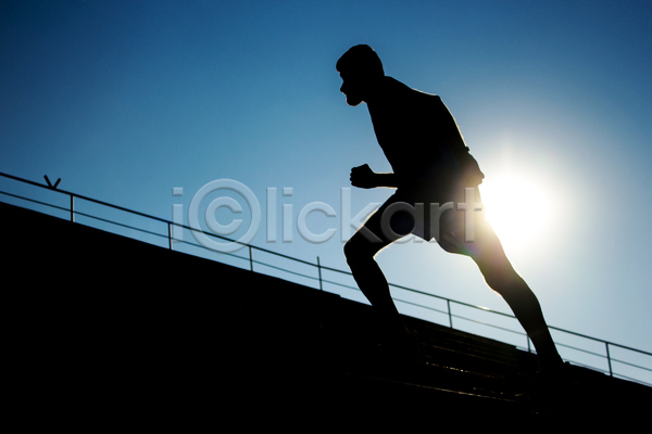 남자 사람 한명 JPG 실루엣 포토 해외이미지 건강 달리기 달리기선수 라이프스타일 마라톤 모션 발 속도 스포츠 야외 에너지 연습 운동 운동가 일출 태양 하늘 해외202004 혼자