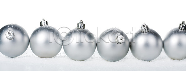 기쁨 부드러움 축하 사람없음 JPG 포토 해외이미지 계절 고립 공 금속 기념 기회 디자인 묘사 반사 백그라운드 빛 선 선물 심볼 원형 유리 은색 이벤트 인사 장식 장식볼 전통 줄서기 컨셉 크리스마스 해외202004 해외포토 휴가 흰색