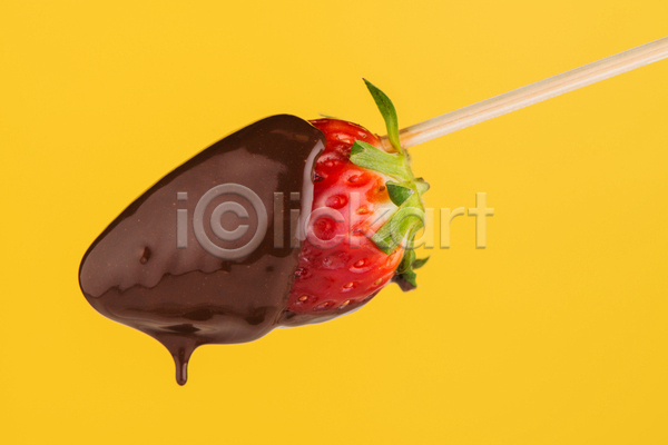 흐름 사람없음 JPG 포토 해외이미지 꼬챙이 꽂음 노란배경 딸기 실내 초콜릿 한개 해외202004