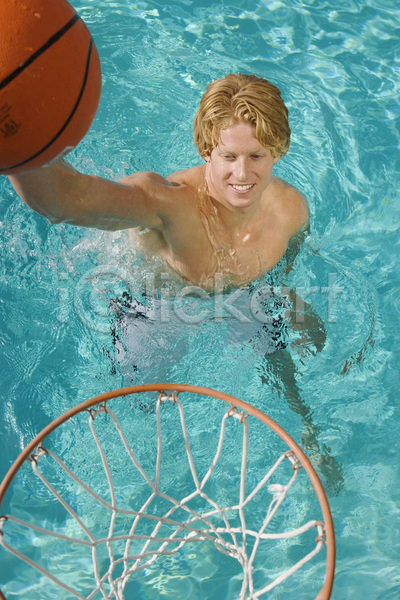 남자 성인 성인남자한명만 한명 JPG 앞모습 포토 해외이미지 농구공 농구대 들기 물안경 미소(표정) 바캉스 수영 수영장 수중 스포츠 여름(계절) 여름휴가 응시 전신 해외202004