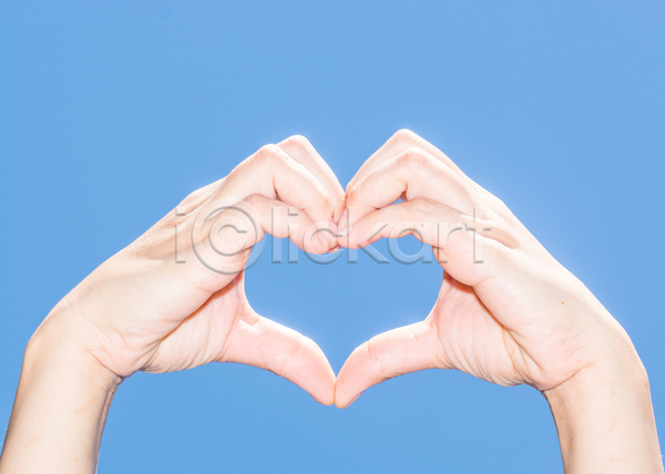 러블리 사랑 사람없음 JPG 포토 해외이미지 디자인 손 손가락 손목 심볼 파란색 하늘 하트 해외202004