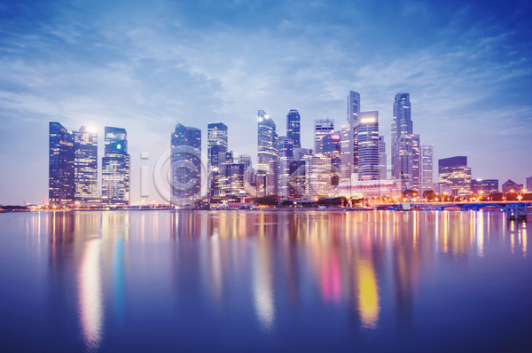 사람없음 JPG 포토 해외이미지 강 강가 건물 건축양식 고층빌딩 금융 도시풍경 도심 명승지 물 바다 반사 부둣가 비즈니스 빛망울 사무실 섬 스카이라인 시티라이프 싱가폴 아시아 일몰 조경 큼 탑 항구 해외202004 황혼