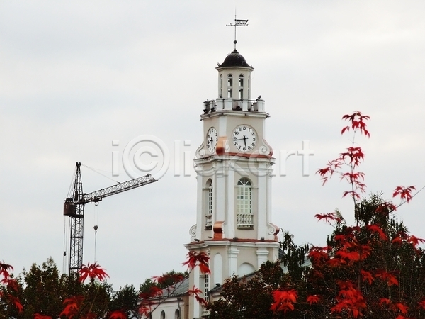 사람없음 JPG 포토 해외이미지 가을(계절) 건물 기중기 나무 날씨 도시 목재 벨로루시 빨간색 시계 자연 주택 지붕 창문 타운 탑 해외202004