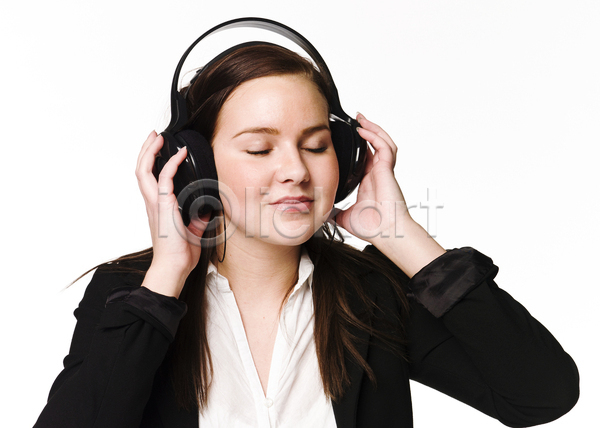 집중 여자 한명 JPG 포토 해외이미지 MP3 갈색머리 듣기 소리 음악 해외202004 헤드폰 흰배경 흰색
