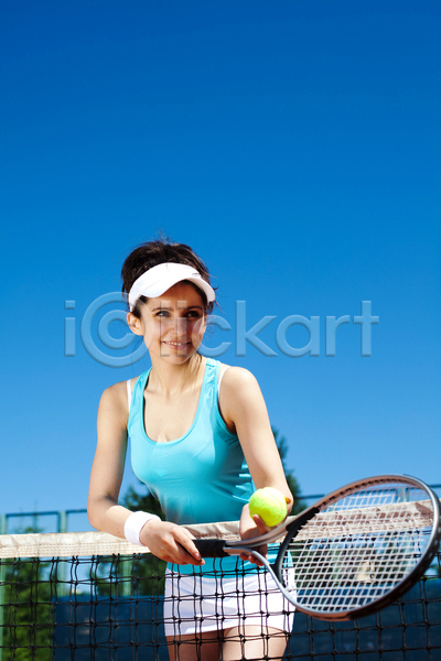 즐거움 서양인 성인 성인여자한명만 여자 한명 JPG 앞모습 포토 해외이미지 네트 들기 상반신 야외 여름(계절) 우먼라이프 응시 주간 테니스 테니스라켓 테니스복 하늘 해외202004