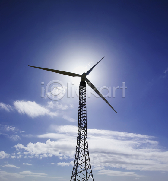 역동적 사람없음 JPG 포토 해외이미지 개발 구름(자연) 내추럴 바람 발전기 빛 순환 언덕 에너지 이산화탄소 자연 재활용 초록색 탑 태양 태양에너지 풍차 프로펠러 하늘 해외202004 행성 환경