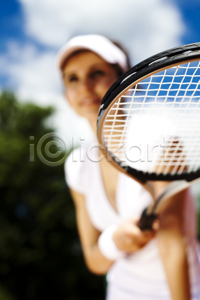 즐거움 서양인 성인 성인여자한명만 여자 한명 JPG 아웃포커스 앞모습 포토 해외이미지 들기 상반신 야외 여름(계절) 우먼라이프 주간 테니스 테니스라켓 테니스복 테니스장 해외202004