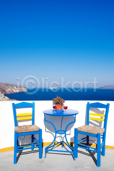 휴식 사람없음 JPG 포토 해외이미지 그리스 발코니 산토리니 야외 여름(계절) 여행 유럽 의자 탁자 파란색 해외202004 휴양지 흰색