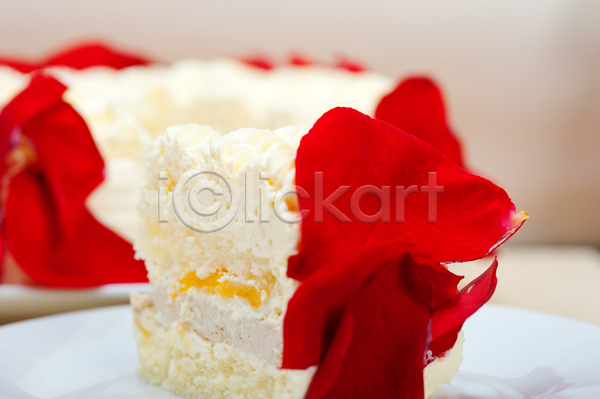 달콤 사람없음 JPG 포토 해외이미지 꽃잎 나무배경 단면 망고 생크림 장미 접시 조각 케이크