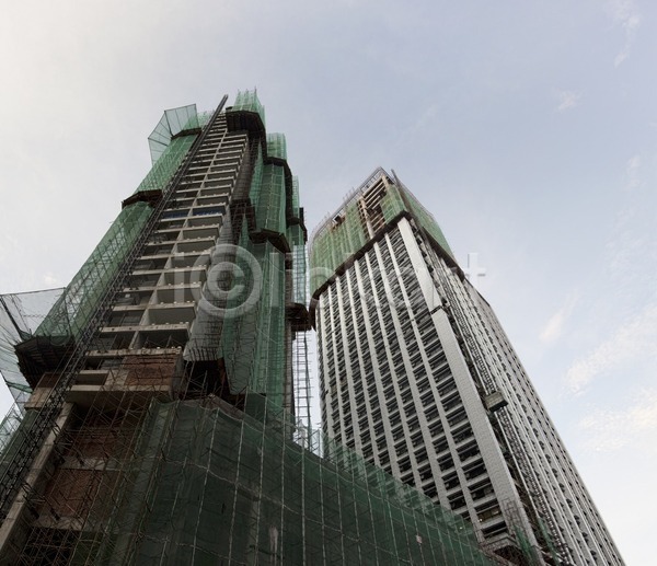 동양인 사람없음 JPG 포토 해외이미지 개발 건물 건축양식 고층빌딩 구름(자연) 도시 도심 말레이시아 바닥 부동산 비즈니스 사무실 산업 아시아 외관 직장 창문 철강 큼 탑 파노라마 해외202004