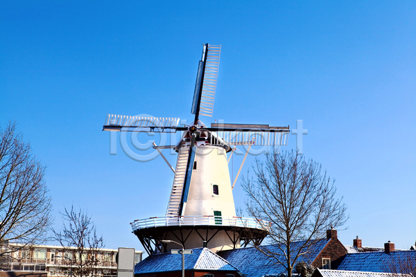 추위 사람없음 JPG 포토 해외이미지 1 거리 건물 건축양식 겨울 계절 네덜란드 도시 도시풍경 전통 타운 파란색 풍차 하늘 해외202004 흰색