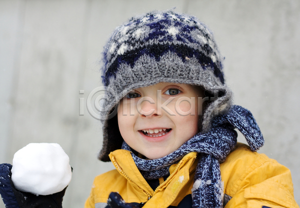 추위 행복 남자 소년 소년한명만 어린이 한명 JPG 포토 해외이미지 겨울 놀이 눈덩이 들기 목도리 미소(표정) 야외 장난 해외202004