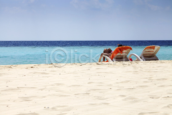 따뜻함 뜨거움 여유 침묵 평화 휴식 사람없음 JPG 포토 해외이미지 모래 물 바다 선탠 수건 여름(계절) 의자 자외선 태양 하늘 해외202004 휴가