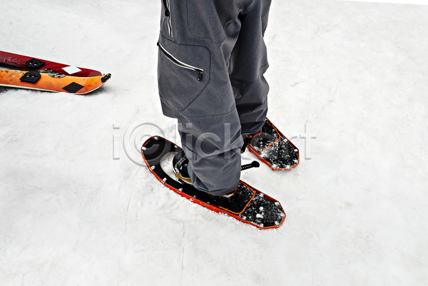 JPG 포토 해외이미지 걷기 겨울 그룹 다리(신체부위) 등반장비 등산 산 설산 설피 야외 주간 트래킹 하반신 하이커 하이킹 해외202004