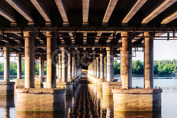 사람없음 JPG 포토 해외이미지 강 건물 도시 물 아래 야외 콘크리트 해외202004 흰색