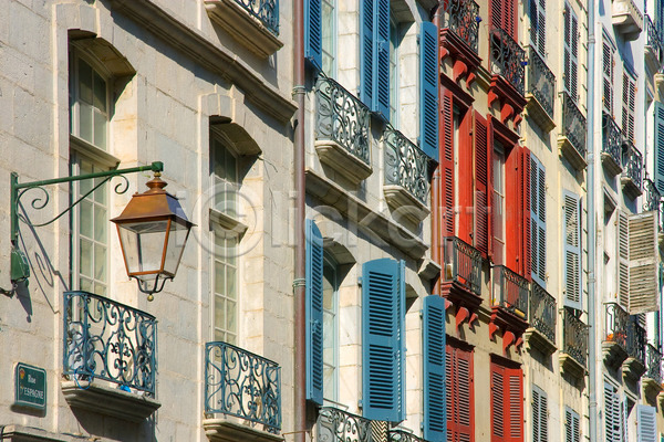 사람없음 JPG 포토 해외이미지 거리 건축양식 도시 셔터 시간 옛날 유럽 주택 창문 타운 풍경(경치) 프랑스 해외202004