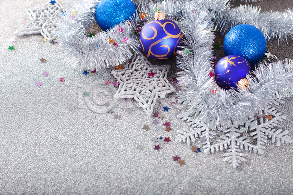 새로움 축하 침묵 화려 사람없음 JPG 포토 해외이미지 겨울 공 기념 나뭇가지 눈송이 디자인 매달리기 모양 미술 백그라운드 별 빛 엘리먼트 오브젝트 장식 장식볼 전나무 전통 초록색 크리스마스 파란색 해외202004 흰색