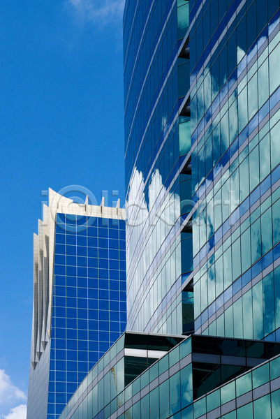 사람없음 JPG 포토 해외이미지 건물 건축양식 구름(자연) 도시 반사 백그라운드 사무실 유리 창문 추상 카피스페이스 파란색 하늘 해외202004 흰색