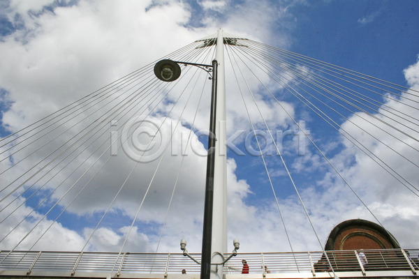 사람없음 JPG 포토 해외이미지 강 구름(자연) 도시 램프 런던 야외 여름(계절) 잉글랜드 타운 템스강 하늘 해외202004