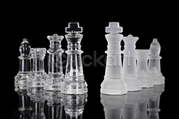 경쟁 계획 선택 성공 사람없음 JPG 포토 해외이미지 검은색 게임 고립 놀이 대표 모션 비즈니스 생각 스포츠 싸움 왕 전략 전쟁 조각 지능 체스 체스말 체스판 컨셉 탁자 필승 해외202004 흰색 힘