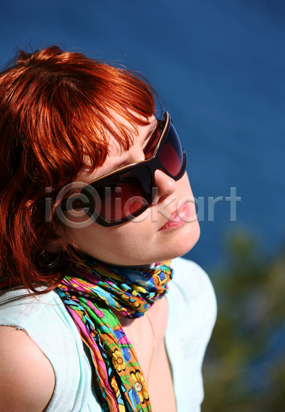 기쁨 성인 한명 JPG 포토 해외이미지 목도리 바다 빨간색 안경 여름(계절) 태양 파란색 해외202004