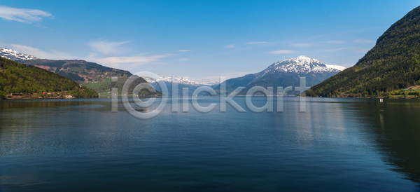 침묵 사람없음 JPG 포토 해외이미지 5월 계곡 구름 노르웨이 만 맑음 물 바다 반사 백그라운드 봄 북쪽 산 산등성이 스칸디나비아 야외 언덕 여름 여행 여행객 유럽 자연 장면 주택 초록색 파노라마 파란색 풍경 하늘 해외202004 해외포토 호수 휴가