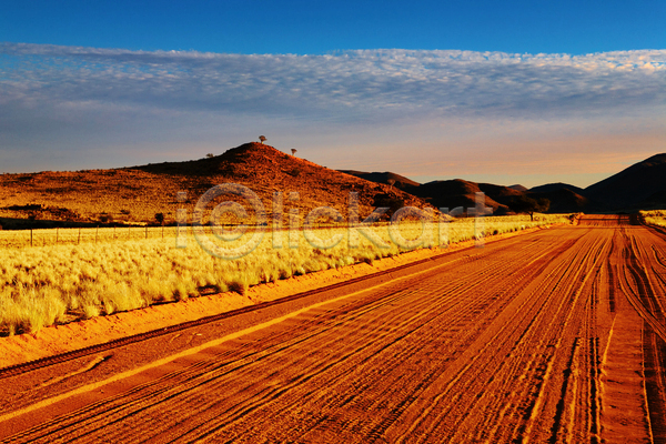 건조 뜨거움 사람없음 JPG 포토 해외이미지 가뭄 구름(자연) 나미비아 노란색 도로 맑음 먼지 모래 모래언덕 빨간색 사막 사파리 산 아프리카 암초 언덕 일몰 자연 저녁 칼라하리 컬러풀 풍경(경치) 하늘 해외202004 환경 황무지