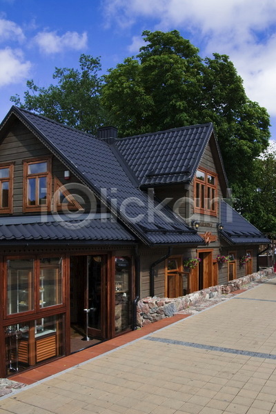 사람없음 JPG 포토 해외이미지 구름(자연) 나무 내부 리투아니아 마을 목재 야외 여름(계절) 유럽 주택 지붕 창문 하늘 해외202004