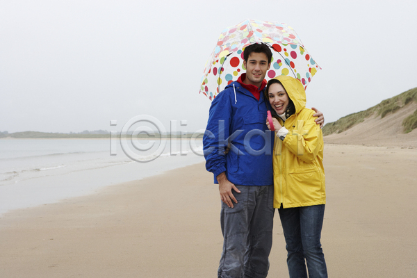 함께함 행복 30대 남자 두명 백인 사람 여자 JPG 포토 해외이미지 가로 관계 길이 나쁜 날씨 모래 모래사장 서기 아래 우산 잡기 커플 포즈 해외202004 휴가