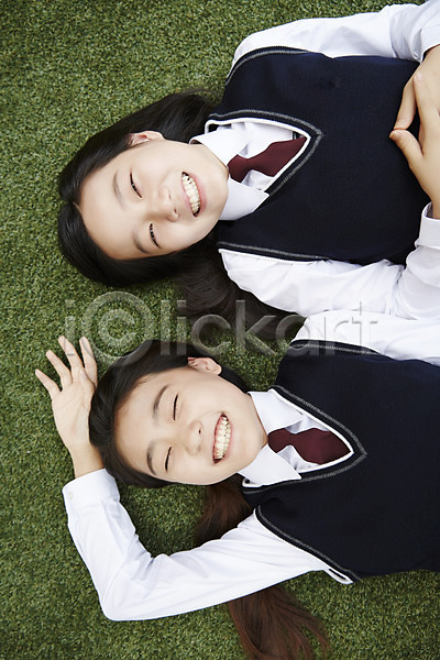 우정 10대 고등학생 동양인 두명 사람 십대만 십대여자만 여자 여자만 한국인 JPG 포토 하이앵글 교복 눕기 미소(표정) 상반신 스튜디오촬영 실내 여고생 여학생 친구