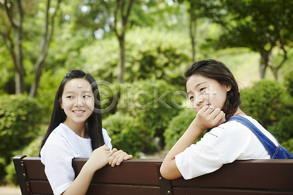 우정 10대 고등학생 동양인 두명 사람 십대만 십대여자만 여자 여자만 한국인 JPG 아웃포커스 포토 공원 남산 뒤돌아보기 미소(표정) 벤치 상반신 서울 앉기 야외 주간 친구 캐주얼 턱괴기 한국