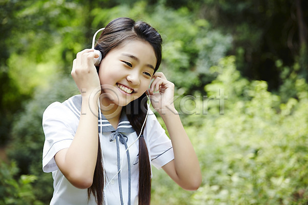 10대 고등학생 동양인 사람 십대만 십대여자만 십대여자한명만 여자 여자만 여자한명만 한국인 한명 JPG 아웃포커스 포토 교복 남산 미소(표정) 상반신 서울 숲 야외 여고생 여학생 음악감상 주간 한국 헤드폰
