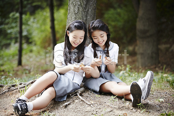 우정 휴식 10대 고등학생 동양인 두명 사람 십대만 십대여자만 여자 여자만 한국인 JPG 앞모습 포토 교복 기댐 나뭇잎 남산 내려보기 들기 미소(표정) 서울 앉기 야외 양갈래머리 여고생 여학생 전신 주간 친구 한국