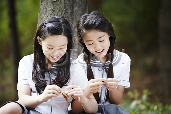 우정 휴식 10대 고등학생 동양인 두명 사람 십대만 십대여자만 여자 여자만 한국인 JPG 앞모습 포토 교복 기댐 나뭇잎 남산 내려보기 들기 미소(표정) 상반신 서울 앉기 야외 양갈래머리 여고생 여학생 주간 친구 한국