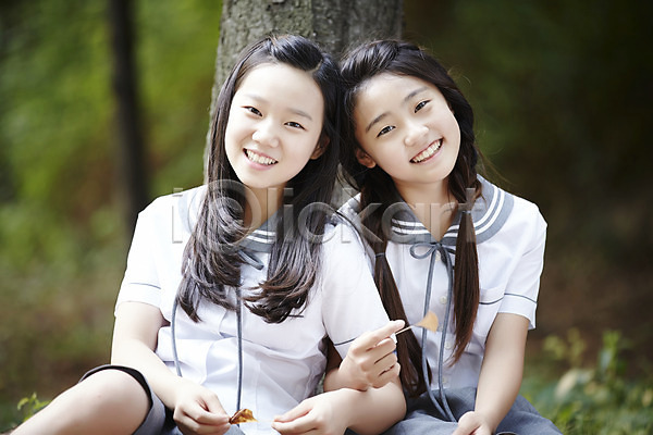 우정 휴식 10대 고등학생 동양인 두명 사람 십대만 십대여자만 여자 여자만 한국인 JPG 앞모습 포토 교복 기댐 나무기둥 남산 미소(표정) 상반신 서울 앉기 야외 양갈래머리 여고생 여학생 주간 친구 한국
