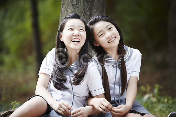 우정 휴식 10대 고등학생 동양인 두명 사람 십대만 십대여자만 여자 여자만 한국인 JPG 앞모습 포토 교복 기댐 나무기둥 남산 미소(표정) 상반신 서울 앉기 야외 양갈래머리 여고생 여학생 웃음 주간 친구 한국