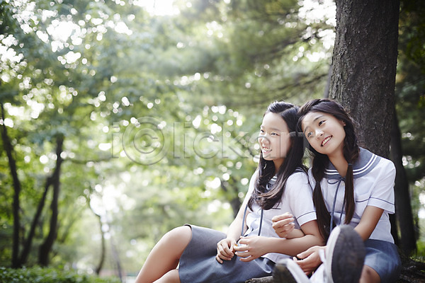 우정 휴식 10대 고등학생 동양인 두명 사람 십대만 십대여자만 여자 여자만 한국인 JPG 포토 교복 기댐 나무기둥 남산 미소(표정) 상반신 서울 숲 앉기 야외 양갈래머리 여고생 여학생 자연 주간 친구 한국