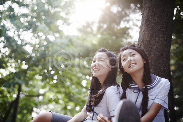 우정 휴식 10대 고등학생 동양인 두명 사람 십대만 십대여자만 여자 여자만 한국인 JPG 포토 교복 기댐 나무기둥 남산 미소(표정) 상반신 서울 숲 앉기 야외 양갈래머리 여고생 여학생 자연 주간 친구 한국