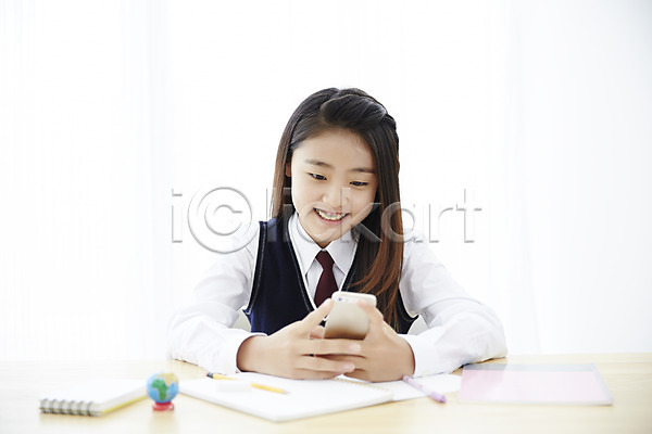 10대 고등학생 동양인 사람 십대만 십대여자만 십대여자한명만 여자 여자만 여자한명만 한국인 한명 JPG 앞모습 포토 교복 상반신 손짓 스마트폰 스튜디오촬영 실내 앉기 여고생 여학생 웹서핑 책상